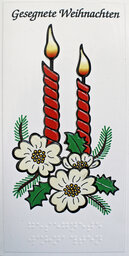 Vergrößerungsansicht: Zwei rote brennende Kerzen im Tannen-Blumen-Gesteck