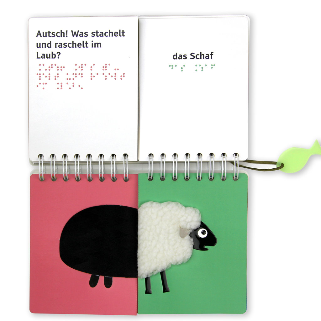 aufgeklapptes Buch im Querformat mit mittig geteilten Seiten, Bildmotiv rechts: Vorderteil Schaf, links: Hinterteil Igel