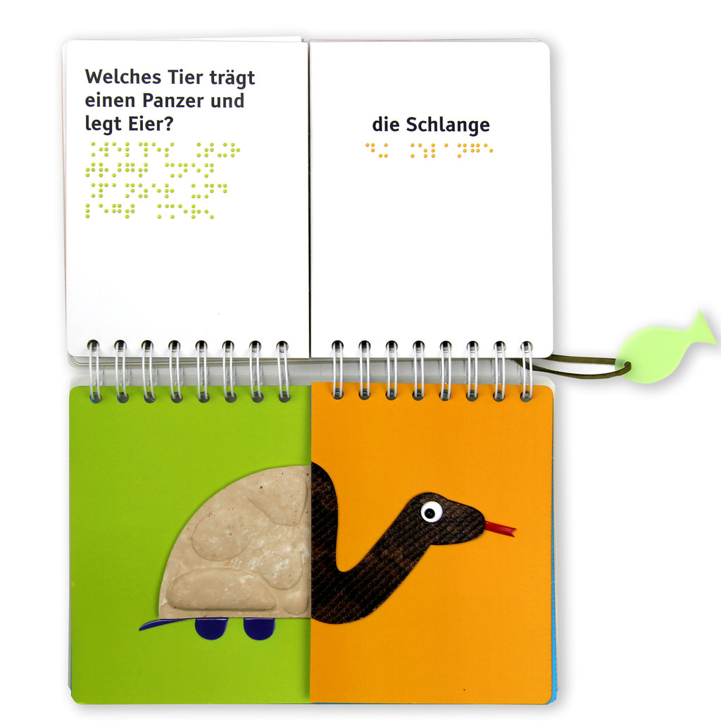 aufgeklapptes Buch im Querformat mit mittig geteilten Seiten, Bildmotiv rechts: Vorderteil Schlange, links: Hinterteil Schildkröte