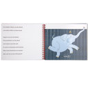 Vergrößerungsansicht: Aufgeschlagenes Buch mit Ringbindung, rechts Elefant, links Text in Braille- und Großschrift