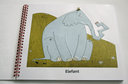Vergrößerungsansicht: Aufgeschlagenes Buch mit Ringbindung, rechts ein Elefant, links Text in Brailleschrift und Großdruck
