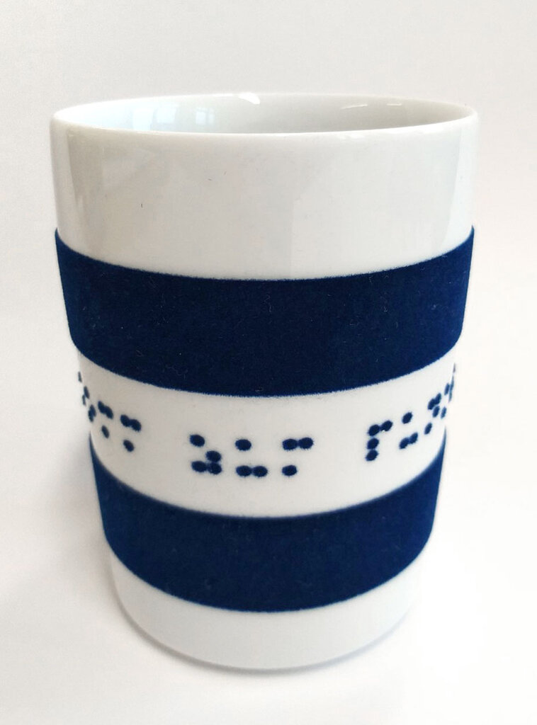 Kaffeebecher aus weißem Porzellan mit dunkelblauer samtiger Beschichtung und Schriftzug 