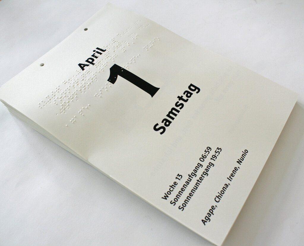 lose gelochte Kalenderblätter (in Braille- und Großschrift) auf Stapel