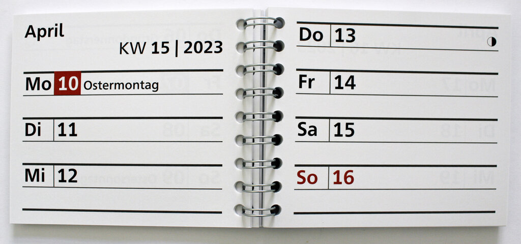 Aufgeschlagener Kalender mit Ringbindung