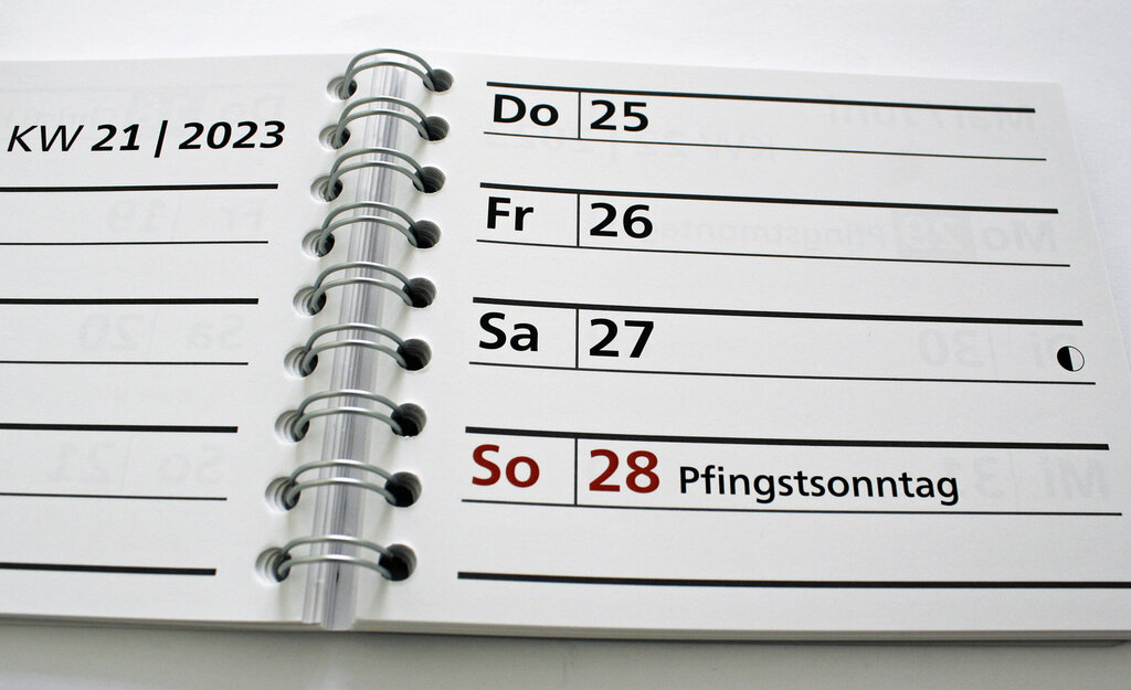 Aufgeschlagener Kalender mit Ringbindung