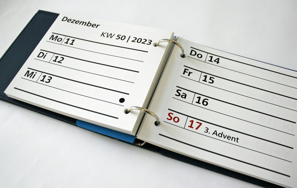 Aufgeschlagener Kalender mit Kalendarium