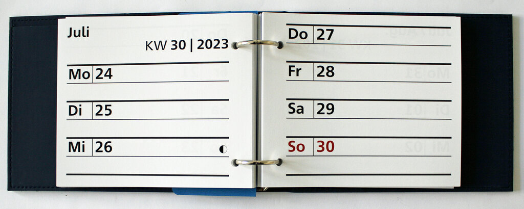 Aufgeschlagener Kalender mit Kalendarium
