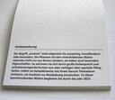 Vergrößerungsansicht: Zwischenblatt mit Informationen in Braillekurzschrift und Großdruck