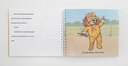 Vergrößerungsansicht: Aufgeklapptes Ringbuch, links Text in Brailleschrift und Großdruck, rechts Abbildung von einem Löwen mit Krone
