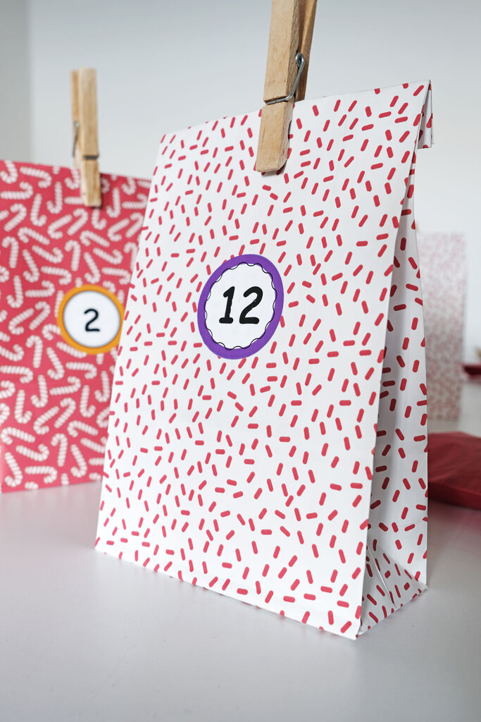 Papiertüte eines Adventskalenders mit Zahlenaufkleber in Großdruck und Braille-Schrift