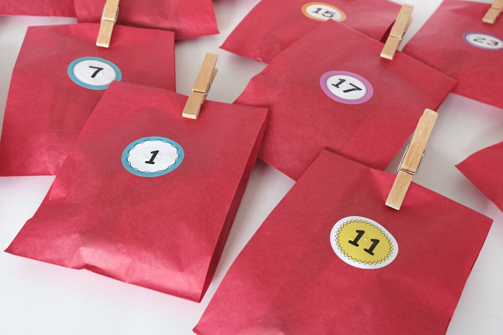 Selbstgebastelter Adventskalender mit Zahlenaufkleber in Großdruck und Braille-Schrift