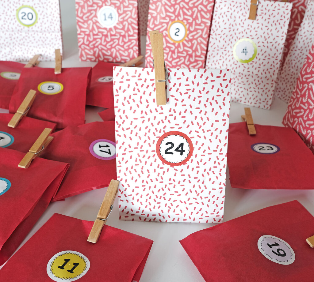Selbstgebastelter Adventskalender mit Zahlenaufkleber in Großdruck und Braille-Schrift
