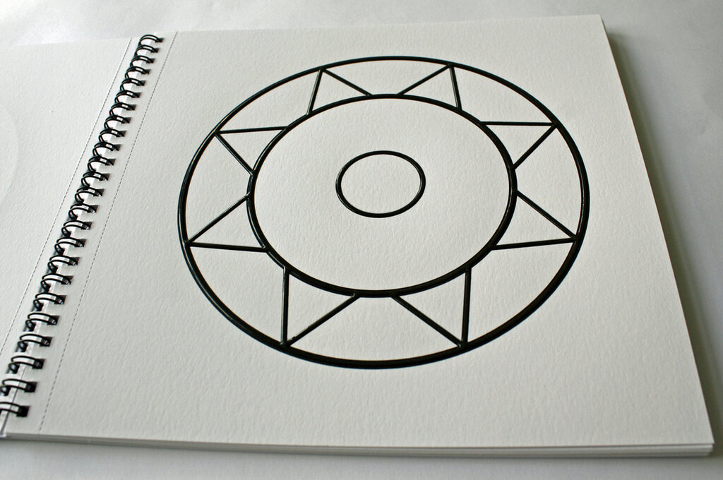 Aufgeschlagenes Ringbuch mit Mandala