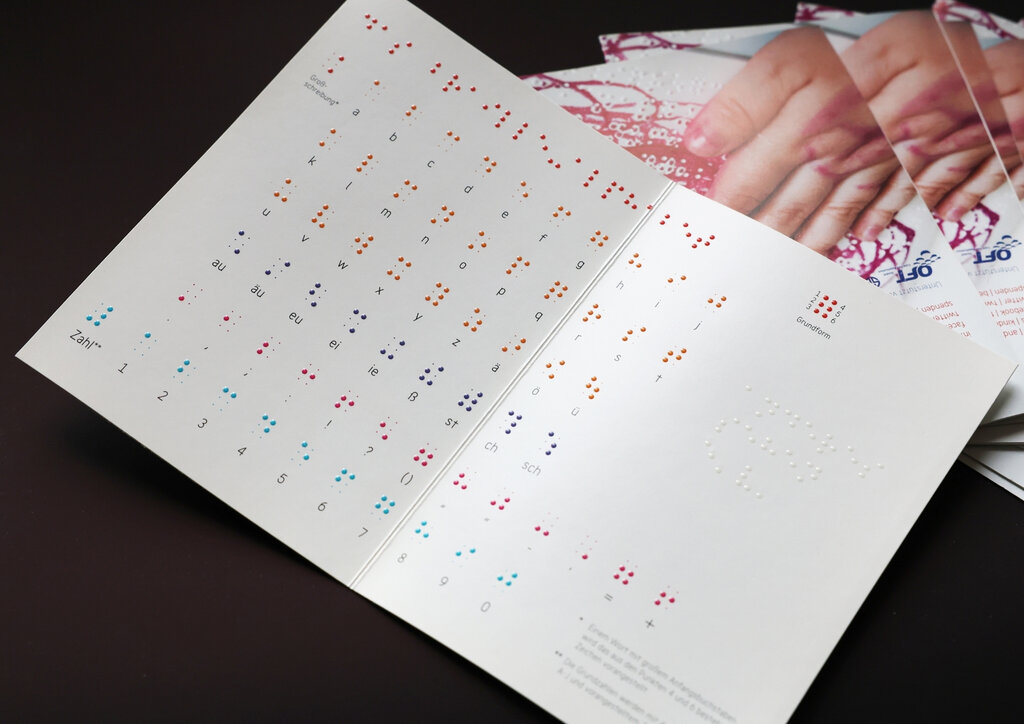Klappkarte mit einer Übersicht vom Braillealphabet