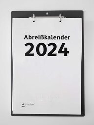 Deckblatt Abreißkalender 2024 mit Beschriftung in Großdruck und Brailleschrift mit Aufhängung
