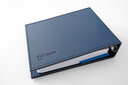 Vergrößerungsansicht: Vorderseite Ringordner Kurzschrift-Taschenkalender aus blauem Kunstleder mit eingeprägtem Logo