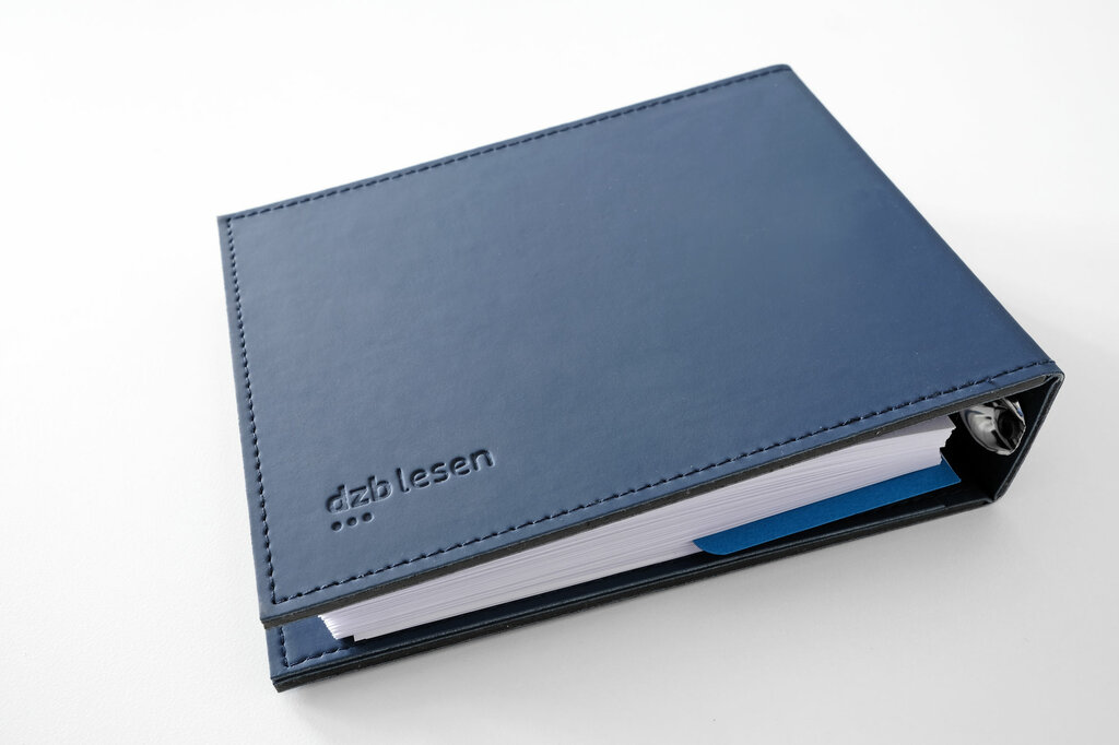 Vorderseite Ringordner Kurzschrift-Taschenkalender aus blauem Kunstleder mit eingeprägtem Logo