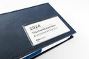 Vergrößerungsansicht: Vorderseite Ringordner Kurzschrift-Taschenkalender aus blauem Kunstleder