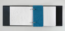 Vergrößerungsansicht: Aufgeschlagener Ringordner mit Kalendarium in Brailleschrift