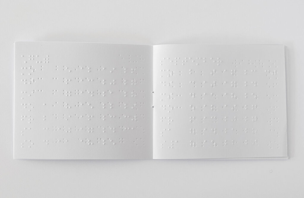 Aufgeschlagener Taschenkalender mit Brailleschrift