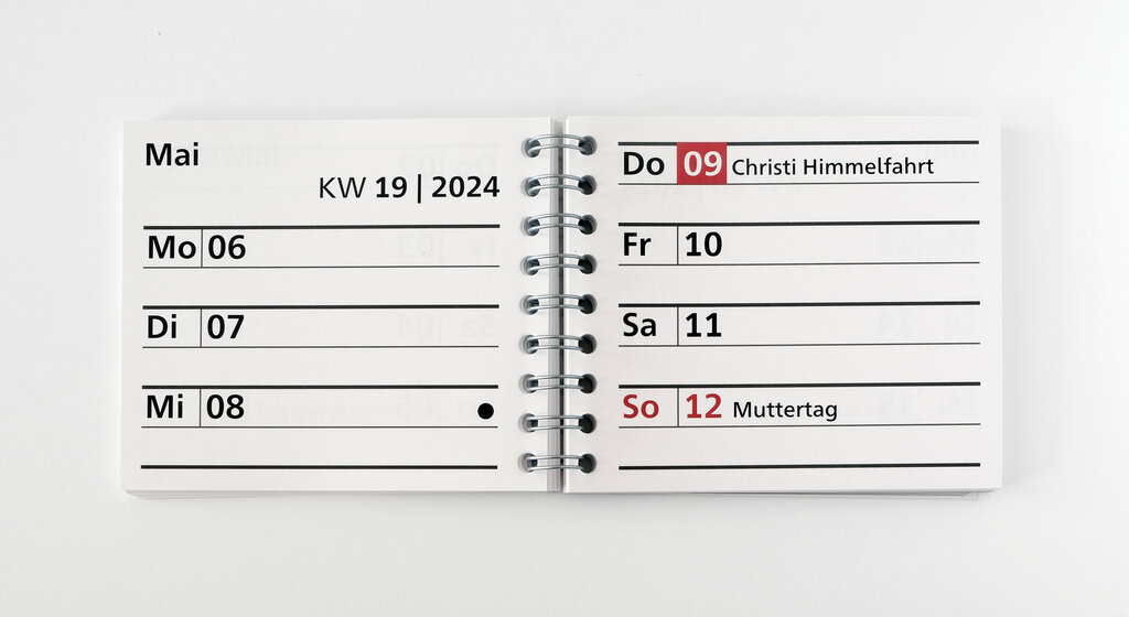 Aufgeschlagener Großdruck-Taschenkalender mit Wochenübersicht