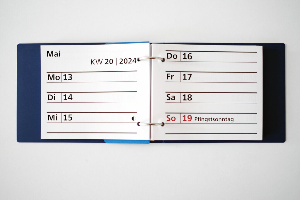 Aufgeklappter Taschenkalender Wochenansicht in Großdruck
