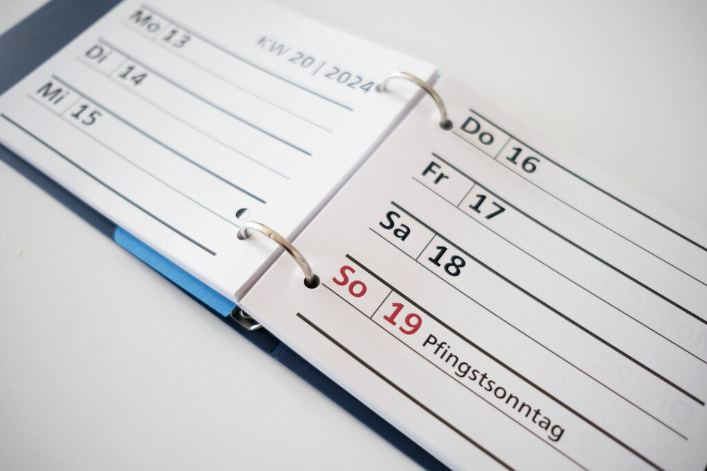 Aufgeklappter Taschenkalender Wochenansicht in Großdruck