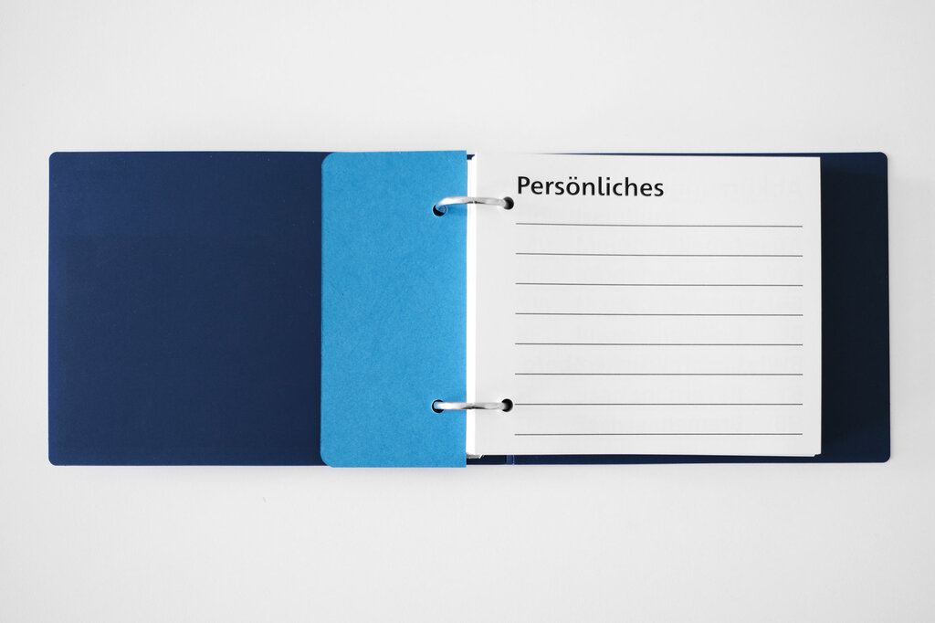 Aufgeklappter Taschenkalender in Großdruck mit linierten Notizblättern