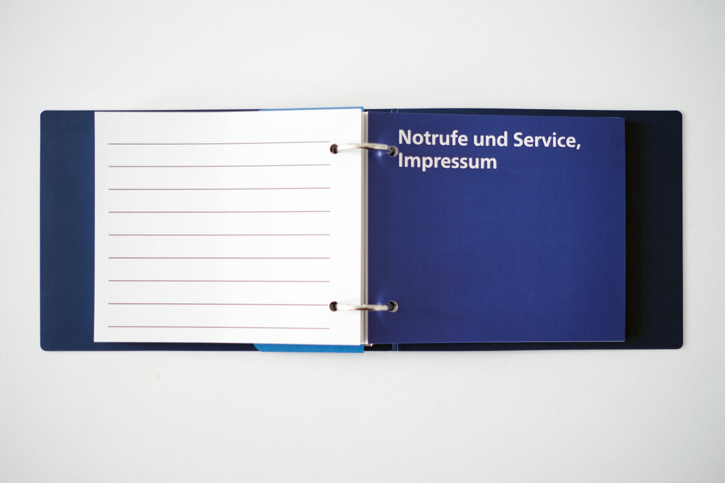 Aufgeklappter Taschenkalender in Großdruck mit linierten Notizblättern