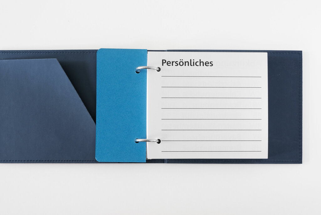 Aufgeschlagener Taschenkalender mit Kalendarium