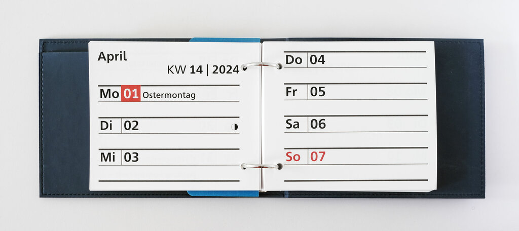Aufgeschlagener Taschenkalender mit Kalendarium