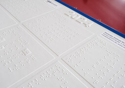 Jahreswandkalender 2024 in Braille-Vollschrift mit Wochen- und Monatsübersicht zum Aufhängen