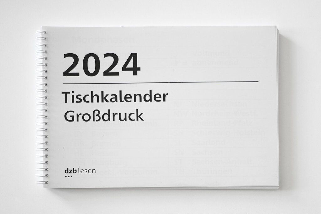 Vorderseite Großdruck-Tischkalender 2024 im Querformat mit seitlicher Ringbindung