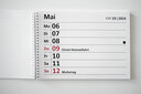 Vergrößerungsansicht: Aufgeklappter Großdruck-Tischkalender 2024 im Querformat mit Wochenübersicht