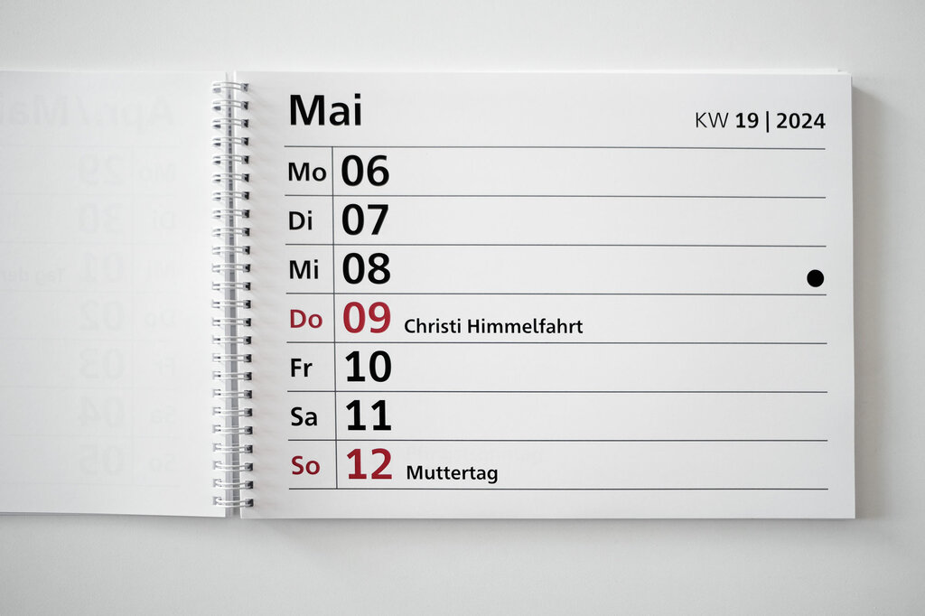 Aufgeklappter Großdruck-Tischkalender 2024 im Querformat mit Wochenübersicht