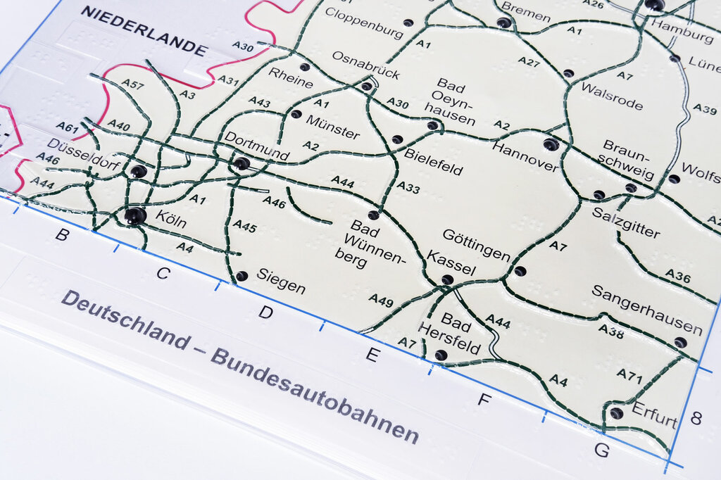 Autobahnkarte mit transparentem Relief und unterlegtem Farbdruck