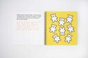 Vergrößerungsansicht: Aufgeschlagenes Ringbuch mit Teddybären in tastbaren Lack-Konturen, Großdruck und Braille-Schrift