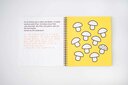 Vergrößerungsansicht: Aufgeschlagenes Ringbuch mit Pilzen in tastbaren Lack-Konturen, Großdruck und Braille-Schrift