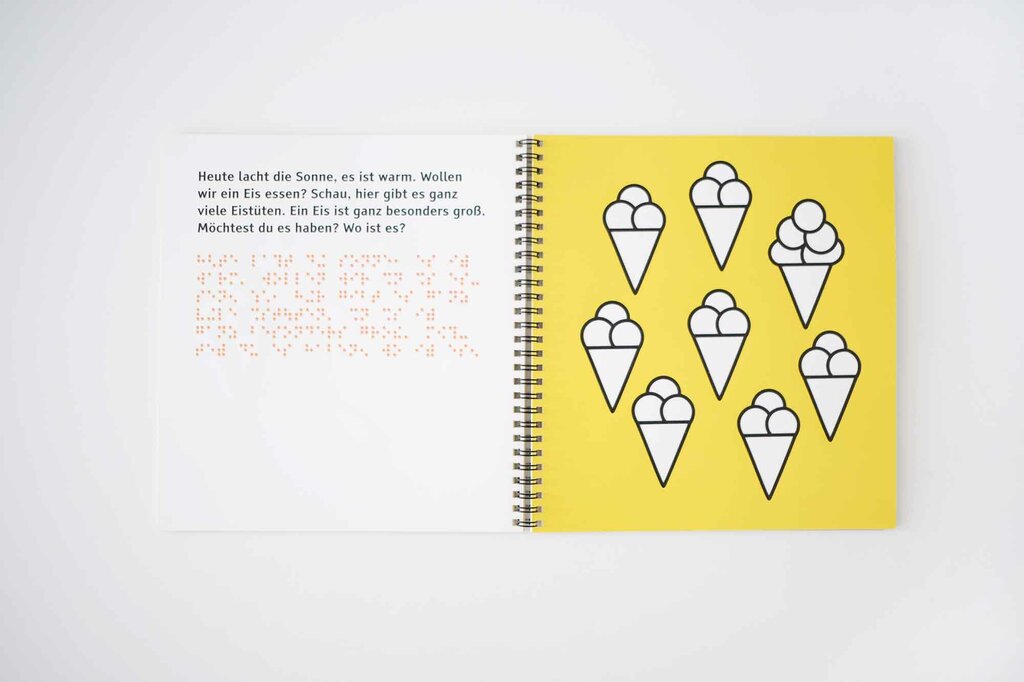 Aufgeschlagenes Ringbuch mit Eistüten in tastbaren Lack-Konturen, Großdruck und Braille-Schrift