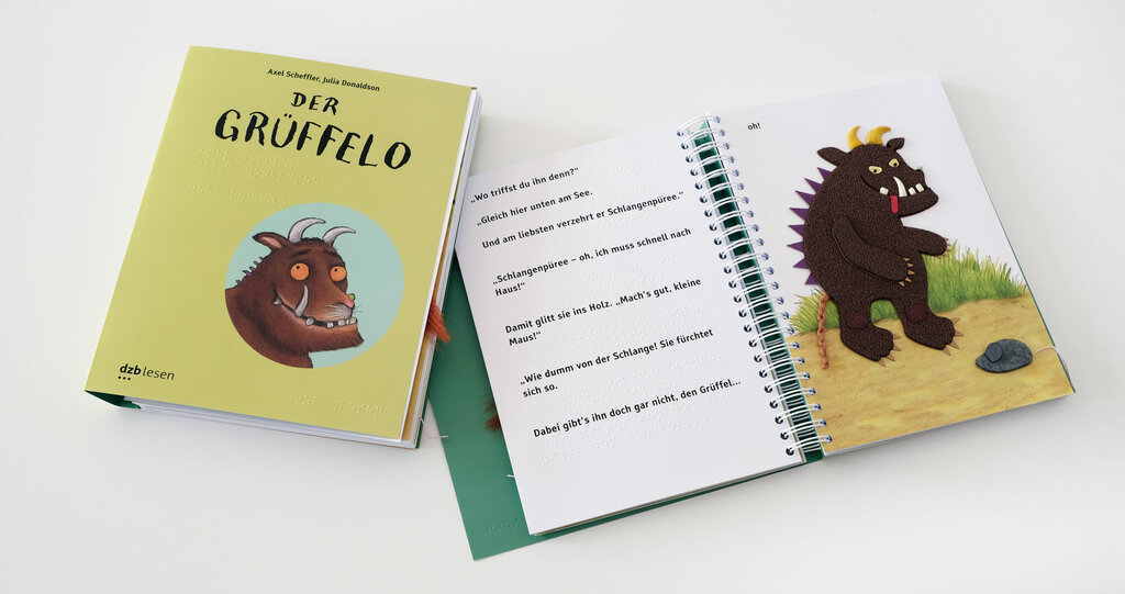Der Grüffelo, ein taktiles Kinderbuch mit Großdruck, Braille-Schrift und tastbaren Motiven aus verschiedenen Materialien