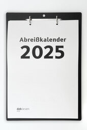 Vergrößerungsansicht: Deckblatt Abreißkalender 2025 mit Beschriftung in Großdruck und Brailleschrift mit Aufhängung