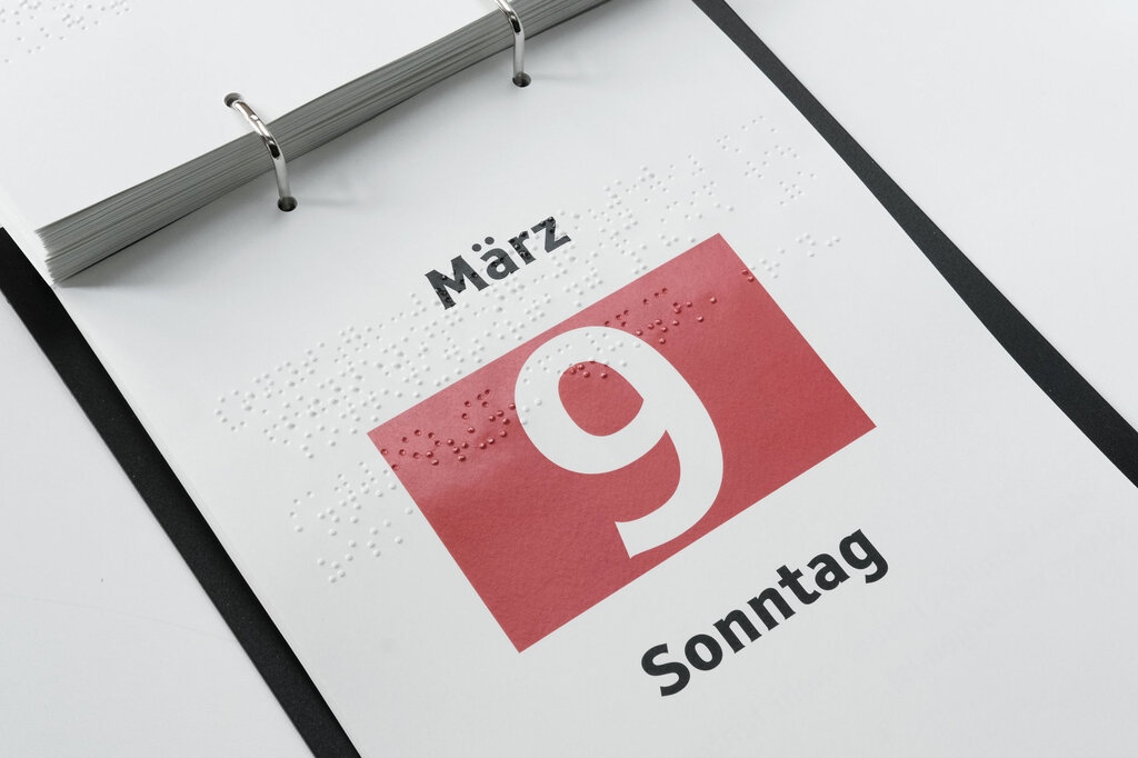 Kalenderblatt Abreißkalender 2025 mit Beschriftung in Großdruck und Brailleschrift