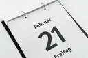 Vergrößerungsansicht: Kalenderblatt Abreißkalender mit Beschriftung in Großdruck und Brailleschrift mit Aufhängung