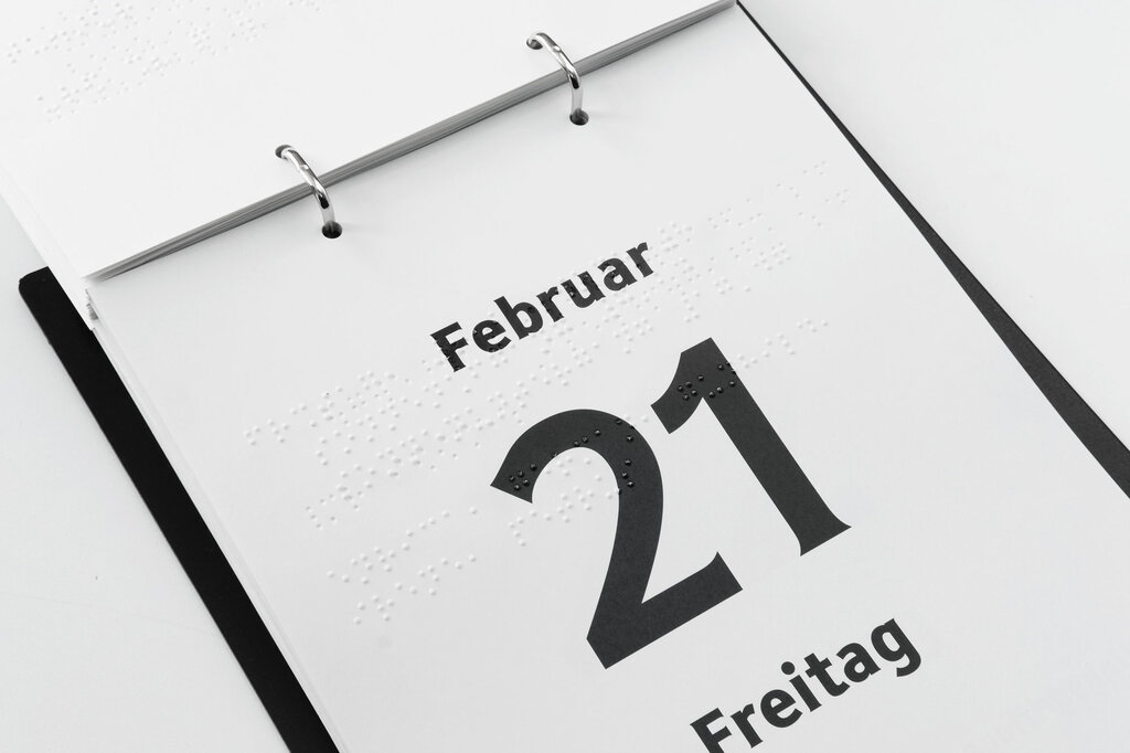 Kalenderblatt Abreißkalender mit Beschriftung in Großdruck und Brailleschrift mit Aufhängung