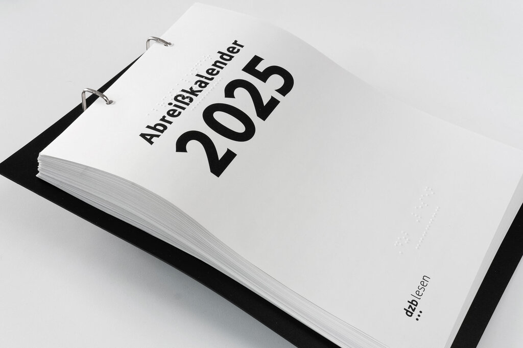 Deckblatt Abreißkalender 2025 mit Beschriftung in Großdruck und Brailleschrift mit Aufhängung