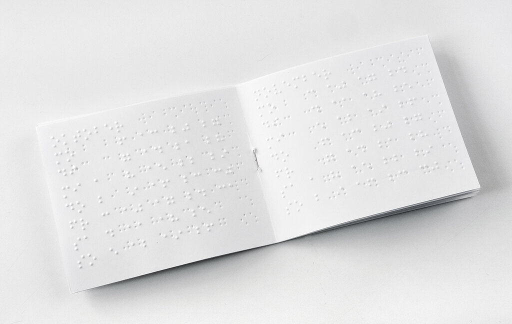 Aufgeschlagener Taschenkalender mit Brailleschrift