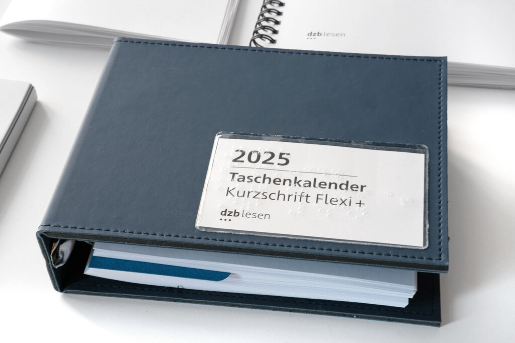 Vorderseite Ringordner Kurzschrift-Taschenkalender aus blauem Kunstleder