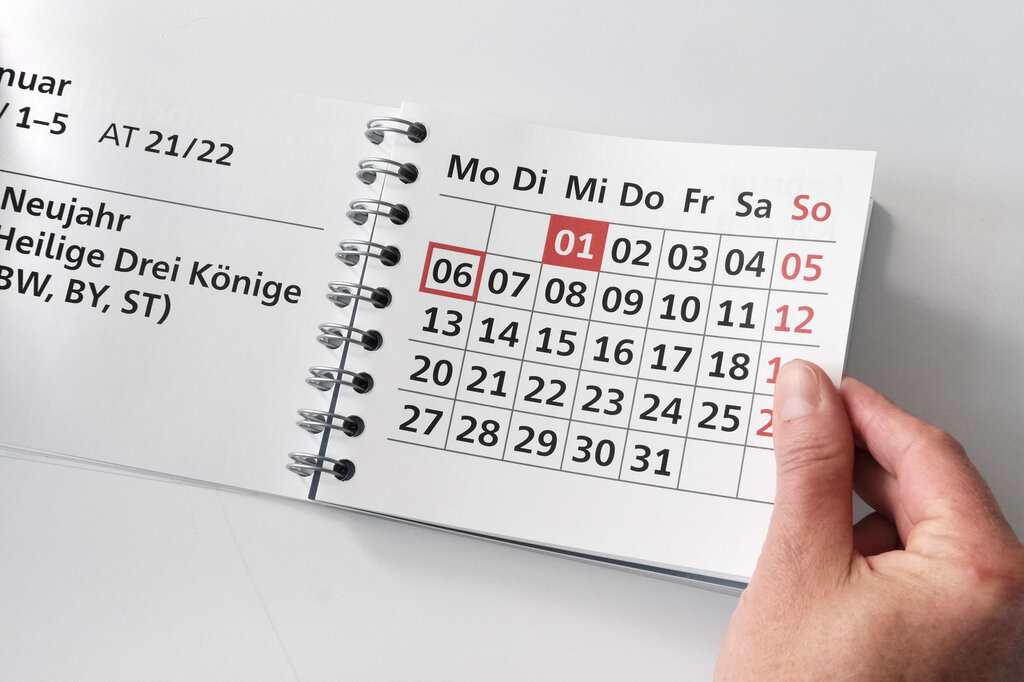 Aufgeschlagener Großdruck-Taschenkalender mit Monatsübersicht und Feiertagen