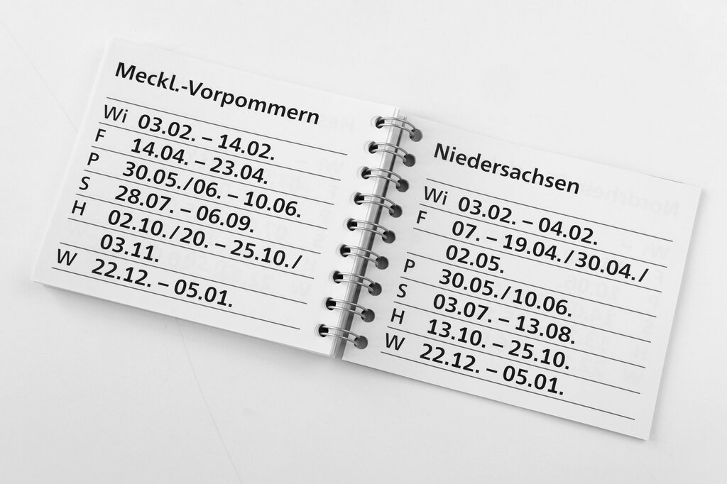 Aufgeschlagener Großdruck-Taschenkalender mit Ferienübersicht