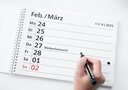 Vergrößerungsansicht: Aufgeklappter Großdruck-Tischkalender 2025 im Querformat mit Mondphasen und Feiertagen